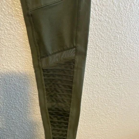 ALO Yoga Olive Green Moto Leggings with Ribbed Detail ~ No Size Tag *see Photos* - Picture 7 of 12